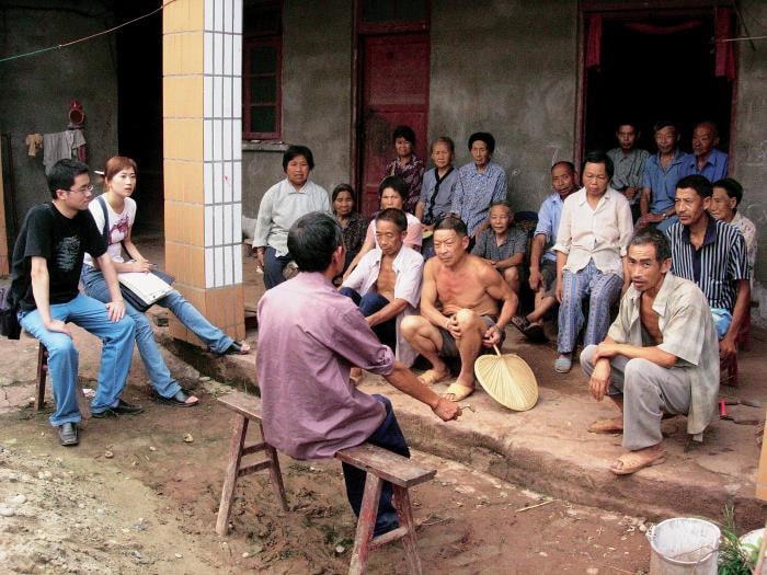 2003年防疫人员在中国农村向村民开展非典调查与宣讲